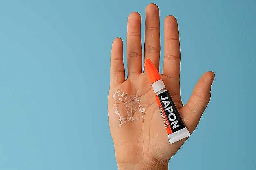 Japon Yapıştırıcısı Elden Nasıl Çıkar?